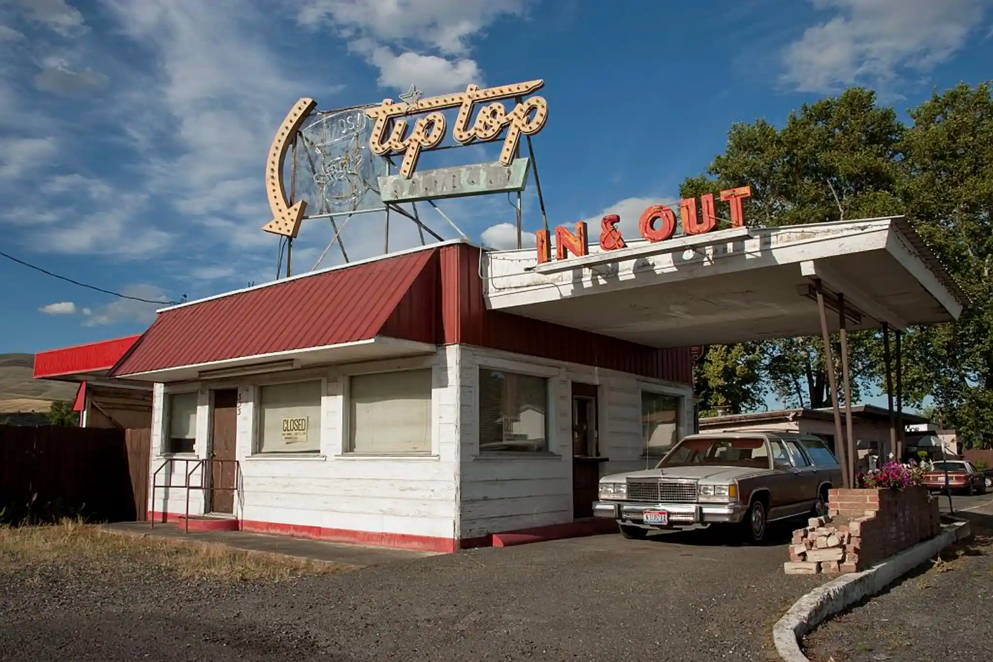 old-vintage-in-n-out-fast-food-restaurant